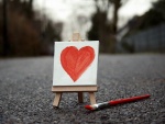Un corazón pintado en un mini-lienzo