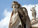 Estatua de San Pablo, en el frente de la Basílica de San Pedro, en Ciudad del Vaticano