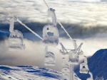 Un telesilla completamente nevado en lo alto del Areskutan, en Suecia