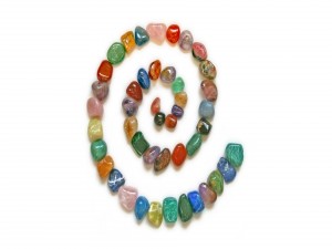 Espiral de piedras de colores