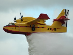 Postal: Avión anfibio Canadair CL-215, usado en la lucha contra incendios