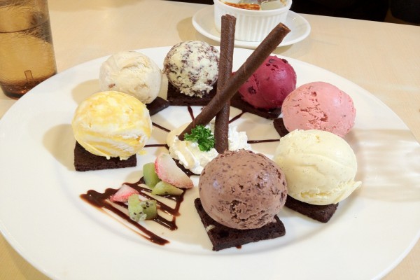 Postre con siete sabores diferentes de helado