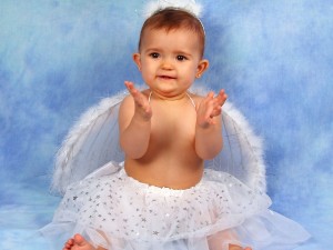 Postal: Bebé vestida de angelito