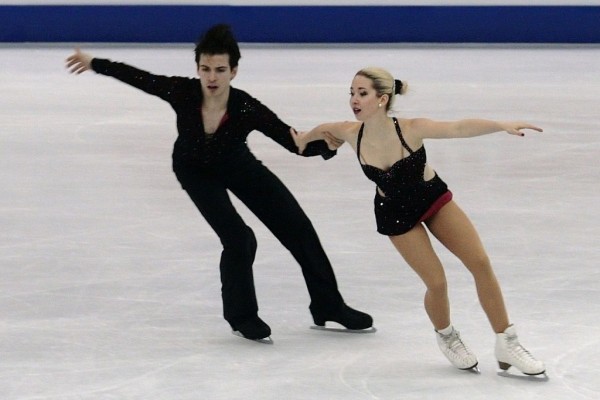 Shtina Martini y Kiefer Seferin patinando sobre hielo
