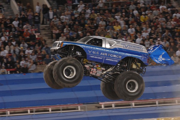 Un camión monstruo saltando en un espectáculo del Monster Jam en Las Vegas