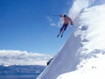 Salto de esquí en nieve virgen