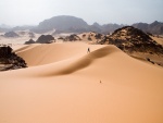 Caminando por las dunas de arena del oeste de Libia