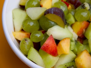 Cuenco con uvas y otras frutas