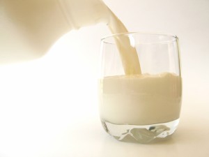 Chorro de leche en un vaso