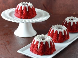 Pequeños bundt cakes de terciopelo rojo (red velvet)