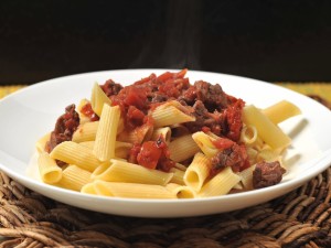 Penne rigate con carne y tomate
