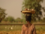 Vendedora de cacahuetes en Uagadugú, Burkina Faso