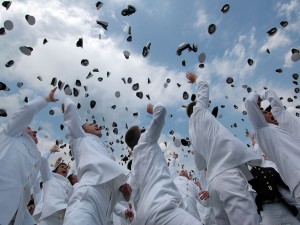 Postal: Tras la entrega de diplomas en la academia naval