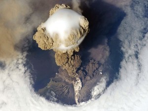 Postal: Erupción del volcán Sarychev, isla Matua (Kuriles)