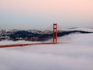 Puente Golden Gate (San Francisco) cubierto por la niebla