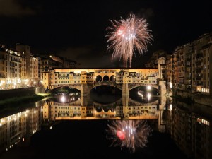 Fuegos artificiales sobre el Ponte Vecchio (Florencia)
