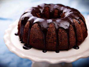 Bundt cake con cobertura de chocolate líquido