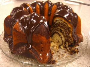 Postal: Bundt cake cebra, con cobertura de chocolate