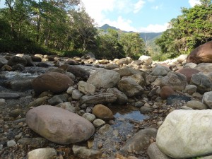 Piedras en las orillas del río Cumbaza, Tarapoto, Perú