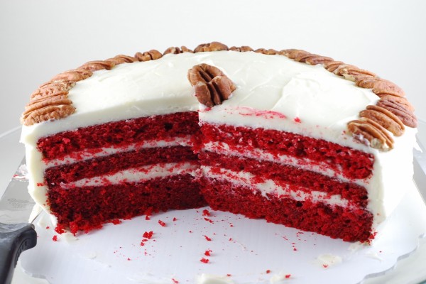 Cake Red Velvet, cubierto de queso crema y nueces pecanas