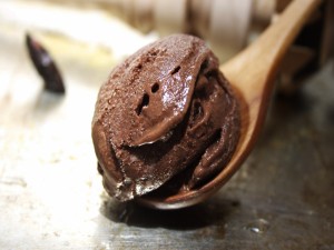 Cuchara con helado de chocolate
