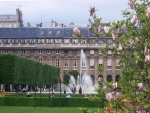 Primavera en el jardín del Palacio Royal en París (cerca del Louvre)
