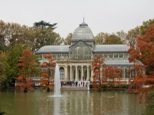 Vista otoñal del Palacio de Cristal en los Jardines del Retiro (Madrid, España)