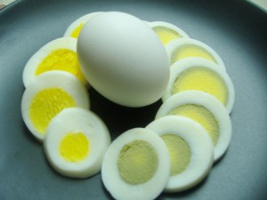 Huevo cocido en lonchas
