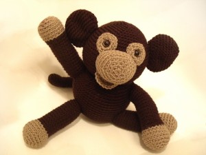 Muñeco de crochet con forma de mono