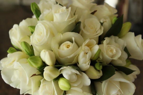Ramo de fresias y rosas blancas