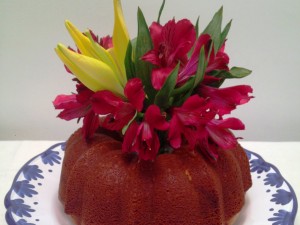 Bundt cake decorado con flores