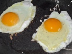 Dos huevos en una plancha