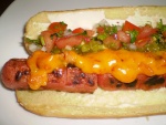 Hot Dog con queso cheddar y picadillo de vegetales
