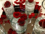 Jarrones de cristal con agua y rosas rojas