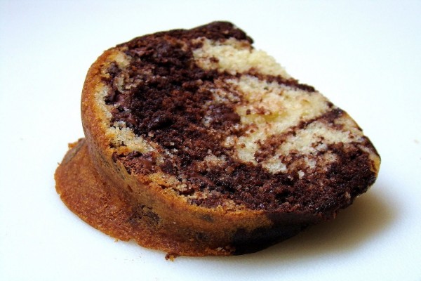 Ración de bundt cake de chocolate y vainilla