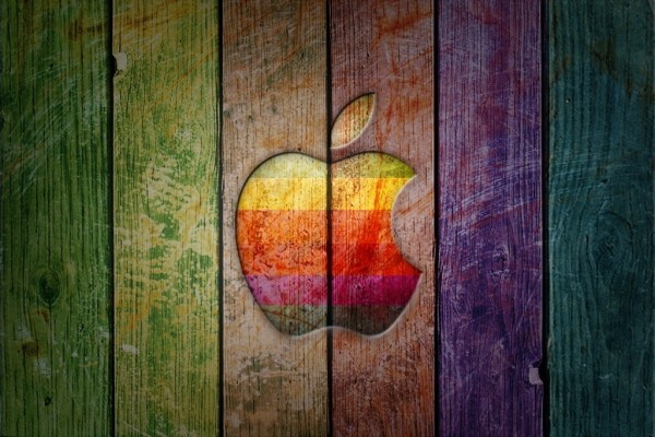 Apple, en madera de colores