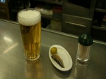 Una caña (vaso de cerveza) y su tapa (sardina con oliva)