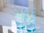 Dos vasos de agua con limón