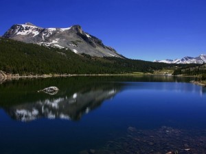 Postal: Lago en la montaña