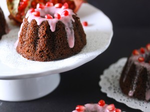Pequeños bundt cakes de chocolate con granada