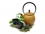 Cuencos, tetera y hojas de té verde