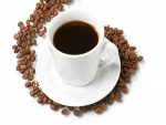 Taza de café con granos alrededor