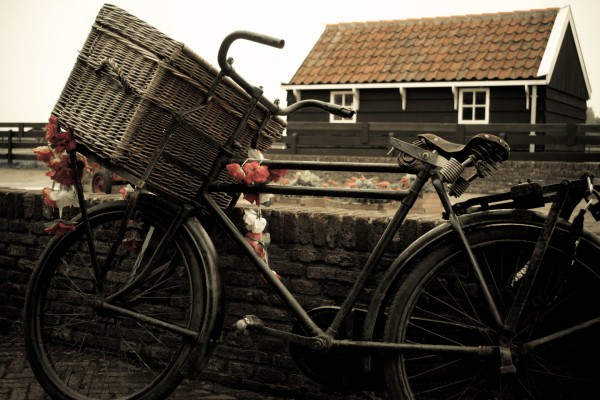 Bicicleta con cesta de mimbre