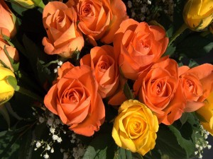 Rosas naranjas y amarillas