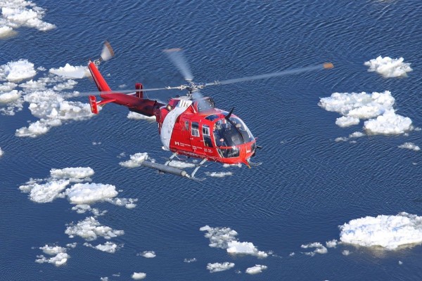 Guardia Costera Canadiense en helicóptero sobre el río San Lorenzo