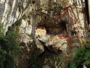 Postal: La Santa Cueva de Covadonga (Asturias, España)