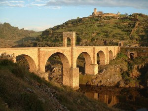 Puente de Alcántara sobre el río Tajo (Cáceres, España)
