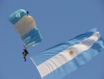 Paracaidista desplegando la bandera argentina