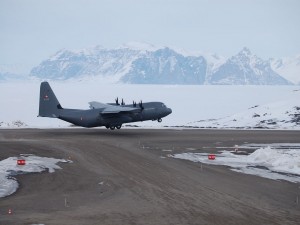 Lockheed Martin C-130J Super Hercules, en el Aeropuerto de Qaarsut (Groenlandia)