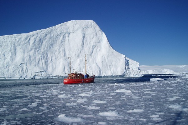 Barco junto a un iceberg en Groenlandia